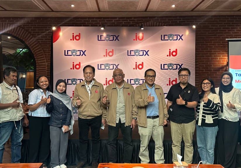 Konferensi pers PANDI dengan latar logo .id dan IDADX
